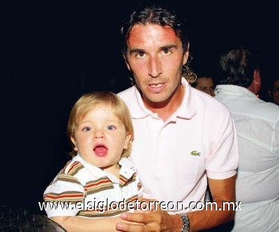 Presentación de uniformes
Walter Jiménez con su hijo Tahiel Jiménez.
