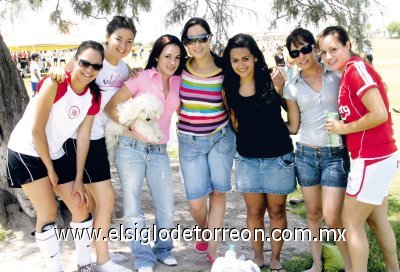 Tardes de Fútbol
Maricarmen Fernández, Pamela Torres, Mariana González con su perro Daniel, Alejandra Torres, Sofía Martínez y Brenda Lack.