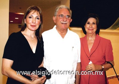 Alberto González Domene, Rosario Lamberta de González acompañados de su hija.