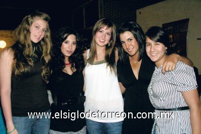 Unidos por una buena causa
Caty Ransom, Jacqueline Angli, Any Morales, Sandy Angulo y Astrid Allegre.