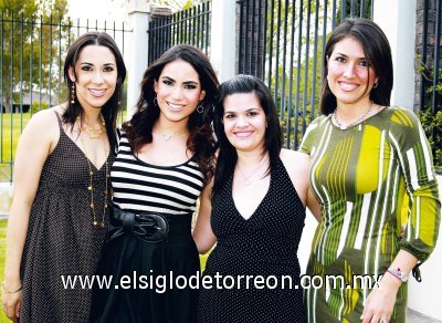 Sofía Soltero de Miñarro, la novia, Daniela Carrillo Santibáñez y Yasmín Etemad-Amini García.