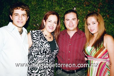 Alegre despedida
Roberto Luna Saracho, Haidy Saracho Padilla, Roberto Luna Sáenz y Scarlett Luna Saracho.