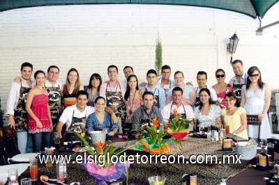 Los despiden sus amigos
Priscila Hernández y Alejandro Ramos acompañados de todos sus amigos y amigas.