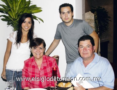 Ana Paula Allegre de Madero, German Madero Ruiz, Gabriela Madero Olivas y German Madero Allegre.