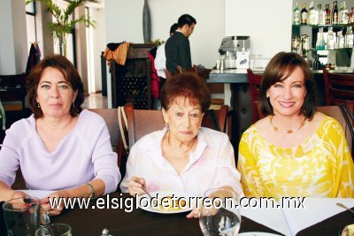 Ana María y Maruja García y Claudia de Valdés.