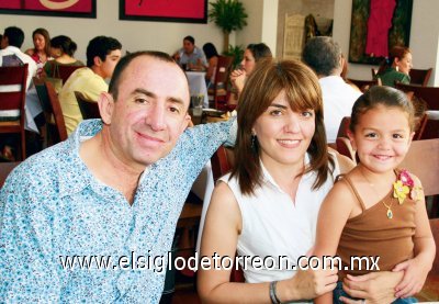 Luis, Pilar y Victoria Salazar.