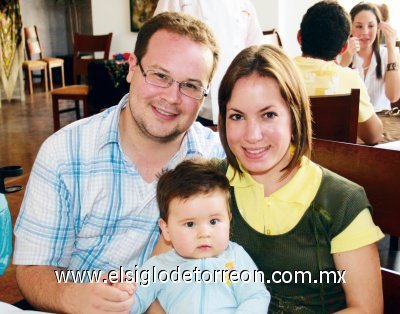 Rodrigo Pérez, Claudia Valdés de Pérez y Rodrigo Pérez Valdés.