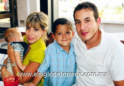 Carlitos Gallegos, Pamela de Gallegos, Carlos Fernando Gallegos y Jorge Alberto Córdova.