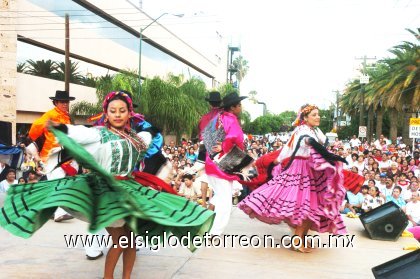 Por más de tres horas, Torreón se convirtió en Oaxaca, la Alameda reemplazó al Cerro del Fortín –donde regularmente se presenta el espectáculo- y los laguneros se hermanaron con los oaxaqueños en una velada para celebrar el Centenario.