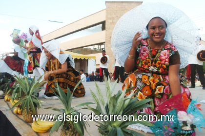 Cabe destacar que, entre pieza y pieza los artistas obsequiaban frutas, dulces típicos y artesanías al público asistente, como una muestra de que la Guelaguetza es una fiesta para compartir.
