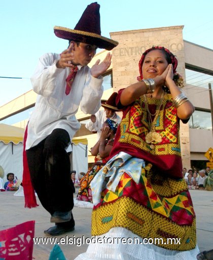 No podía faltar la célebre Canción Mixteca, entonada por la banda y por el mismo público, en un acto presidido por un importante ritual para hermanar a Torreón y Oaxaca, sellado con la entrega del cántaro al alcalde anfitrión de parte de los representantes del estado visitante y los alcaldes de San Juan y San Jerónimo.