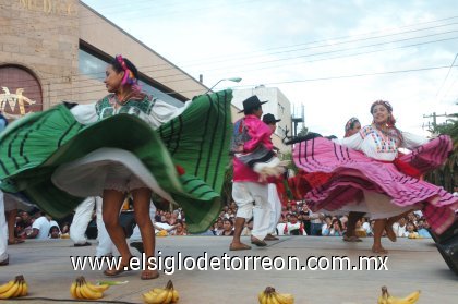 Los presentadores no perdieron oportunidad para las campañas publicitarias y el proselitismo político: “Cuando se vaya Ulises vamos a ser más felices, desde aquí una bulla para el Gobierno de Oaxaca”, invitaban a la concurrencia que no tardaba en seguirlos.