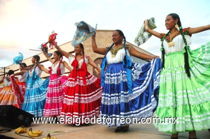El naranja, el rosa mexicano, el azul y el verde brillaron como nunca en las faldas de las mujeres de la Costa, que con sus zapatos de tacón y sus versos subidos de tono demostraron que en su región “las verdades se dicen como son”.