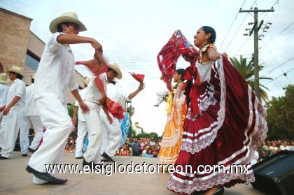 ¡Y llegaron los de Ejutla!, de la región de los Valles Centrales con su jarabe ejuteco, sus remolinos de colores y los gritos viriles de los hombres que resonaron en el foro.