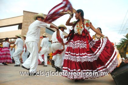 Tlacolula de Matamoros y sus “Chinas Oaxaqueñas” se hicieron presentes muy dignamente en el festejo, en medio de alegres notas encabezadas por la chirimía (flauta) y el tambor.