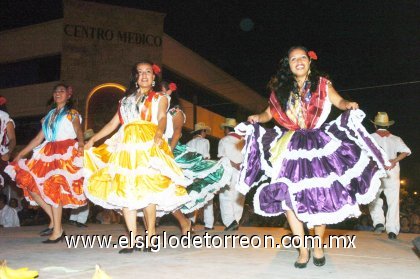 Las tehuanas istmeñas salieron al templete con sus huipiles bordados en hilo y se llevaron la ovación de la gente, lo mismo que las representantes de Jutla de Crespo, con sus sones del Palomito y de la Culebra y el Jarabe Chentello cantados en vivo y con mucho sentimiento.
