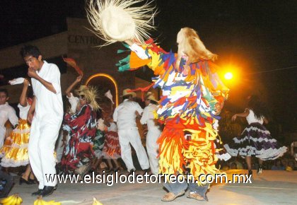 Una a una se hicieron presentes las danzas y jarabes de las siete regiones de Oaxaca: los Valles Centrales, la Sierra Juárez, la Cañada, Tuxtepec, la Mixteca, la Costa y el Istmo de Tehuantepec, todas con su sabor y colorido muy particular.