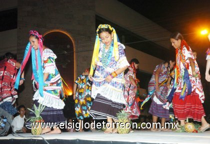 No fue un domingo cualquiera en la Alameda, porque se presentaron al ritmo de la Banda Municipal de San Jerónimo Tlacochahuaya los vistosos trajes de los bailarines de la Compañía Oaxaqueña de Danza Folclórica.