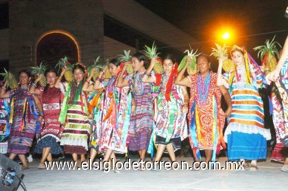 No fue el cerro del Fortín, pero sí la Alameda Zaragoza la que se vistió de fiesta para recibir a la Guelaguetza y cumpliendo con su objetivo primordial, que es el de compartir.