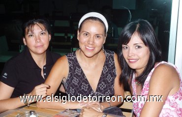 17082007
Linda Guajardo, Susy Armas de Ramírez y Lizy de Mena.