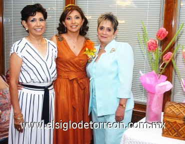 15082007
Gabriela Gutiérrez Frayre acompañada de las anfitrionas de su despedida, Blanca Frayre de Gutiérrez y Leticia Flores de Morales.