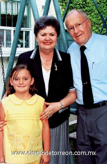19082007_d_La festejada con sus abuelitos, Franz von Bertrab y Leticia E. de von Bertrab.