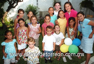 19082007_d_Marcela recibió felicitaciones de sus primos y amiguitos.