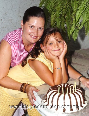 19082007_d_Marcela Soto von Bertrab junto a su mamá, Ingrid.