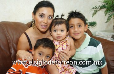 19082007_d_Mayra Muñoz de Arias junto a sus hijos Roy, Julio y Maylín Arias Muñoz.