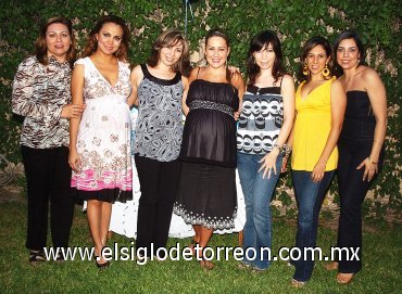 17082007
Cristy acompañada de Yolanda Michel, Elva Chavarría, Lorena Michel, Jaqueline Flores, Tere de la Fuente y Mariela López.