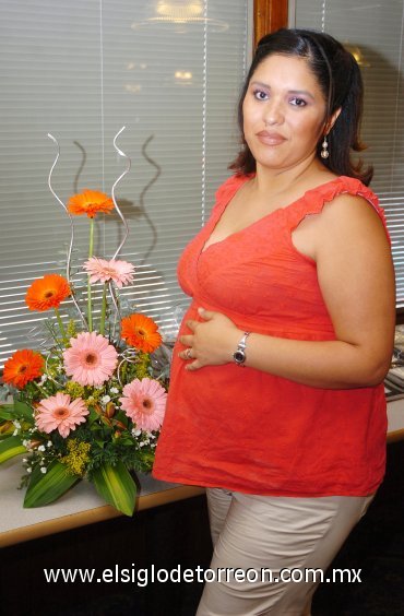 18082007
Fabiola Iduñate de Herrera espera a su segundo hijo, motivo por el cual disfrutó de una fiesta de regalos.