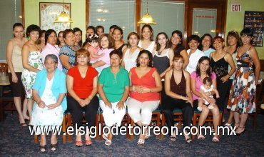 18082007
Fabiola Iduñate de Herrera, en compañía de familiares y amistades invitadas a su ceremonia bíblica con tema de bebé.