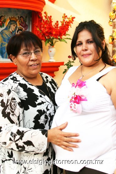 19082007
Esmeralda Vanelly Medrano de Soto junto a María del Refugio Bonilla Ibarra, anfitriona de su fiesta de canastilla.