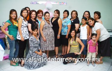 19082007
Eunice Calderón de Mendoza, en la fiesta de regalos para su bebé que le ofrecieron Imelda Eguía de Calderón y Cony de Mendoza.