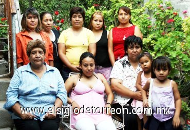 19082007
Sendy Elizabeth Zárate Frayre de Chávez junto a sus familiares y amigas, que la felicitaron y le llevaron regalos para su bebé en su fiesta de canastilla.