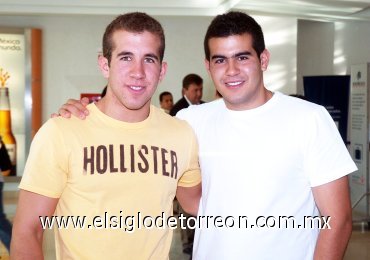 17082007_v_Miguel y Alejandro Murra viajaron con destino a Mazatlán.