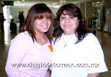 17082007_v_Rosario Benítez viajó a Tijuana, la despidió Claudia Benítez.