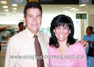 18082007_s_Leticia Solano llegó del DF y fue recibida por Domingo García.