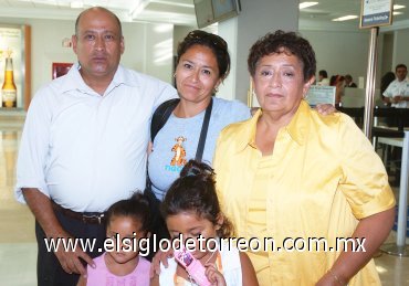 18082007_s_Sara y Blas Cardoza, Gris Torres, Dafne y Annie Torres viajaron a Los Ángeles.