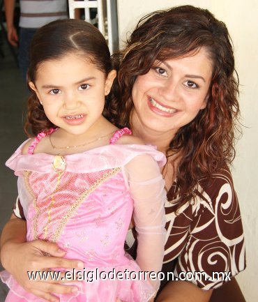 28082007
Ana Sofía Aguilera Córdova y su mamá Lourdes Córdova.