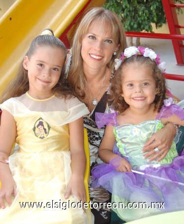 28082007
Andrea y Ana Victoria Zermeño, con su mamá Anabel Velarde.
