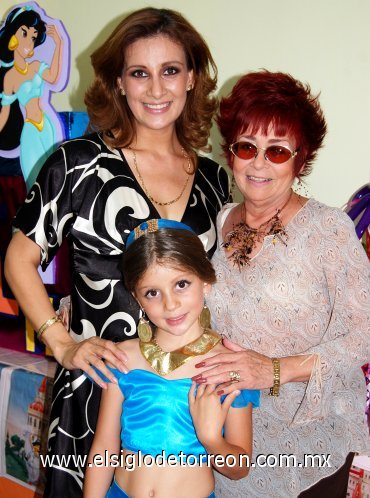 28082007
Naila Zermeño Casale, su mamá Astrid Casale de Zermeño y Cony Casale.
