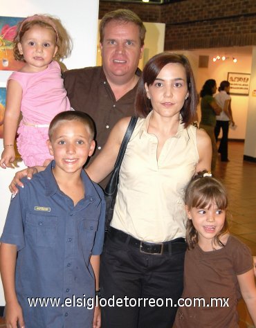 28082007
Adolfo Von Bertrab y Angelina Madero de Von Bertrab con Hans, Anelisse y Alejandra.