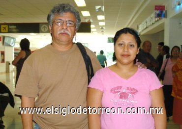 27082007
David Gómez viajó a Tijuana, lo despidió Nohemí Gómez.
