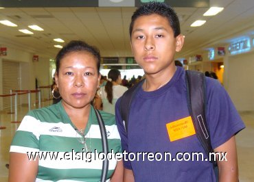 27082007
James Gazca viajó a Tijuana, lo despidió Minerva Estrada.