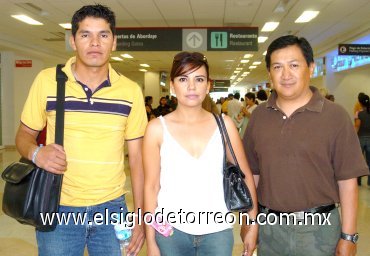 27082007
Jorge Guzmán y Juan Nieto viajaron a Chile, los despidió Lorena Rodríguez.