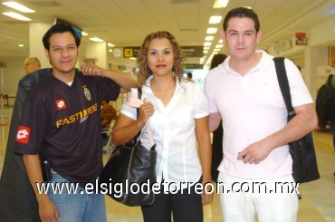 28072007
Emma Ayala y Christian Landaverde viajaron a Monterrey y los despidió Jesús Sánchez.