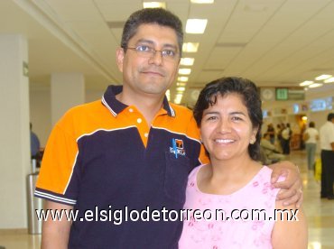 28072007
Luis Rivera viajó a Poza Rica y lo despidió Imelda del Toro.