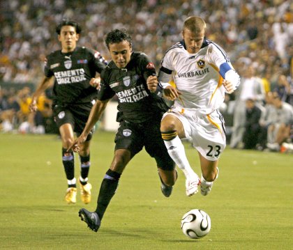 David Beckham se lesionó tras aflojar la pierna en un encontronazo con Fernando Salazar.