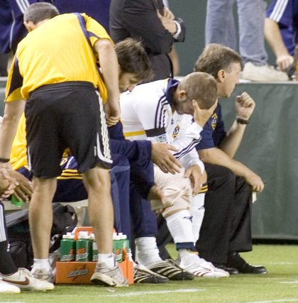 Beckham se tuvo que retirar al minuto 33 y aunque permaneció en el banquillo de los suplentes, en la segunda parte volvió a salir pero ya vestido con un trabaje para animar a sus compañeros.